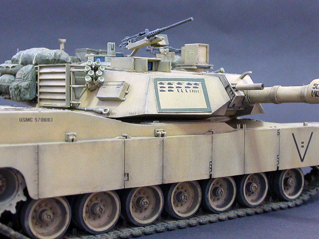 Tamiya 35269 M1A2 Abrams Main Battle Tank / Tamiya USA